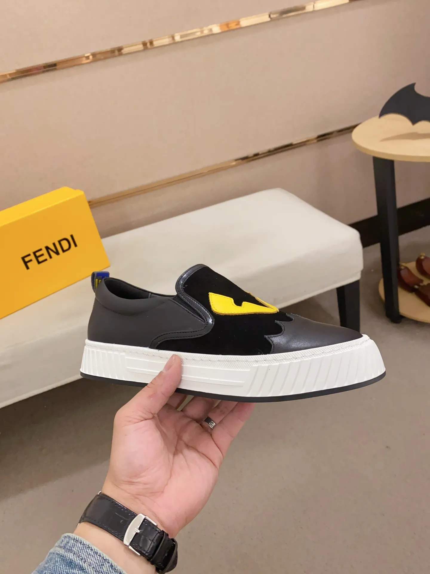 Men's shoes 💰 400💰 (fendi) New style 👊🏻 upper 🇮🇹 imported cowhide fabric 🇩🇪 lining imported sheepskin lining. The original outsole is molded to highlight the identity of every man, and the upper foot is elegant and stable🚶🏻🚶🏻The high-end custom counters reproduce the original version📯No matter the wind or rain, the shoe last remains unchanged and can withstand the verification of time🔍️,🔵 Size: 38-44